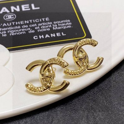香奈儿Chanel中古款 字母双C耳钉 美丽永远敌不过经典 黄金时期的香奈就是最经典 也是最有味道的 女人独立优雅魅力知性中古 奢华不繁复 双C经典百搭 简约不