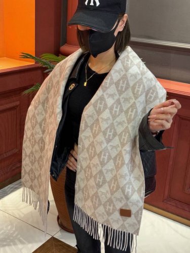 爱马仕巴黎时装展商务男士女士羊绒围巾代工厂P臻选上乘的超细羊绒纤维 进行纯手工精梳处理 耗时耗力 再以清泉水浸泡涤荡 使羊绒纤维呈现出独特的蓬松质感 手感才如此