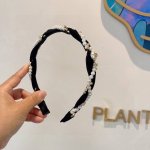 配包装P60 chanel（香奈儿）春夏最新小香发箍，网红爆款推荐 搭配高端编织珍珠，超精致，时尚百搭。
