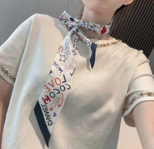 小香最新双面Twillyc家今年主打的彩色爱心印花 ，超有大牌气场！斜纹真丝光泽感超级强 从图中就可以看出来品质非凡送礼自用都超合适的一款既可绕于颈间，亦可缠于