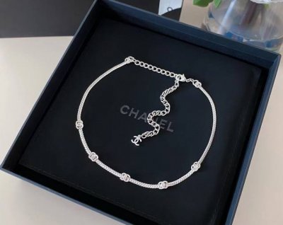 chanel 24B 5花 蛇骨项链 美出圈项链超高佩戴率 单戴叠戴都好看到不行日常佳选~ 小Logo不浮夸特别好驾驭~满满的搭配感百搭程度够惊喜~