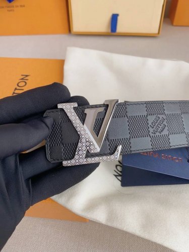 Lv 奢华款现代 Taurillon 皮革，饰以雅致大方的标志性 Lv 首字母。柔软结实的皮带，双色搭配可双面使用；可搭配从礼服到休闲装各种服饰。宽度4.0Cm