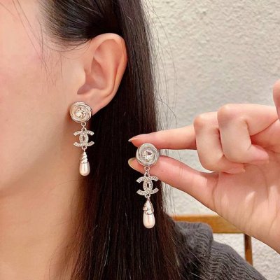 chanel香奈儿 中古 双C耳钉原版复刻Logo 小香家的款式真心无需多介绍每一款都超好看，精致大方，非常显气质.
