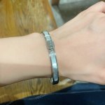 新款香奈儿Chanel贝母厚实精钢保色手镯超重工Bling Bling，颜色搭配得非常好高级感 女神气质高端 精钢材质不过敏不褪色。一比一精美工艺，经典至极的魅