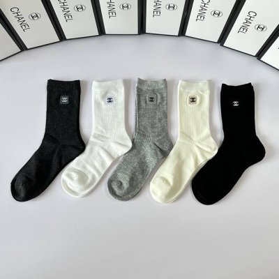 特 配包装 Chanel 香奈儿 新款经典刺绣中长款堆堆袜袜子！一盒五双， 专柜同步筒袜袜子，大牌出街，潮人必备超好搭。