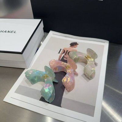 配包装盒 Chanel 香奈儿 最新小香炫彩抓夹，简单实用，时尚潮流！小姐姐必备单品