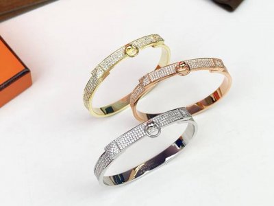 爱马仕Hermes 经典Kelly全钻手 镶钻手镯顶级工艺水平，质感超群Kelly 手镯全身镶满锆石，闪耀至极，吸足眼球#玫瑰金 黄金 白金 #三色齐