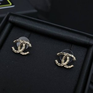 Chanel25拉丝双C耳钉 这个设计真心不错，简约却不简单。 五金的波浪设计，实则不易的艺术品 工艺精湛完美，美美哒