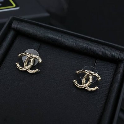 Chanel25拉丝双C耳钉 这个设计真心不错，简约却不简单。 五金的波浪设计，实则不易的艺术品 工艺精湛完美，美美哒