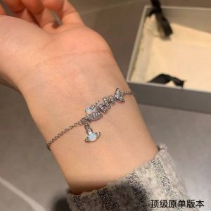 西太后土星摇摆鱼镶钻手链 百看不厌的土星形状表面镶满 钻石 ，布灵布灵的很是温柔，一眼爱～，随意搭配都可，超级时髦一款手镯，集美们赶紧入手