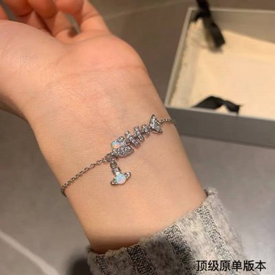 西太后土星摇摆鱼镶钻手链 百看不厌的土星形状表面镶满 钻石 ，布灵布灵的很是温柔，一眼爱～，随意搭配都可，超级时髦一款手镯，集美们赶紧入手