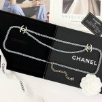 香奈儿腰链热销爆上新 Chan 25P 皮穿链牛仔蓝双层腰链 两侧的浅金刻印字母双Ｃ Logo搭配双层牛仔蓝穿皮链条太酷辣，叠加层次感，复古休闲 项链腰链两戴的