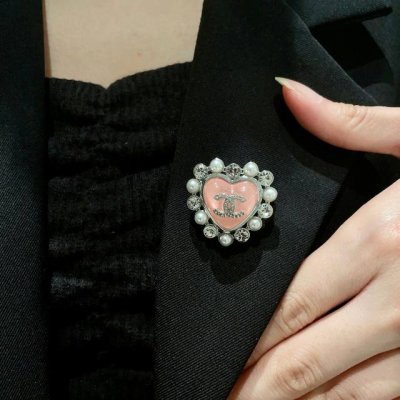 Chanel小香 专柜新款珍珠香奈儿胸针，是最懂女人的饰物。那些倾注了全部心血去做自己的女人，往往更珍惜胸针的意义。香奈儿女士把胸针别在帽子上，并告诉那些模仿她