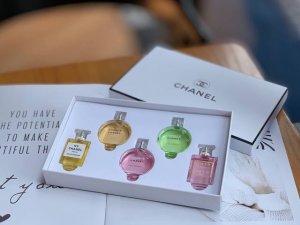 专柜品质 chanel香奈儿五件套Q版白色礼盒 香水小样5件套装中样礼盒 看图片选择你的至愛黄粉绿色邂逅7.5Ml5号经典浓情香水7.5Ml摩登Coco小姐7.