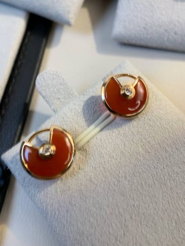 p价 红玉髓 老卡家经典护身符耳钉，Amulette De Cartie*，令人心驰神往的珠宝系列，以珍稀宝石雕琢开启幸运的护身符，简约而不失优雅，如果Diva
