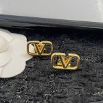 编码E1990 华伦天奴耳钉热销款爆上新 Vaentino基础款Logo耳钉 一致Zp，黄铜材质 设计简单大方，低调简约 通勤日常必备款