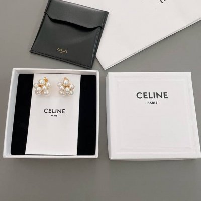 我们出品 色珠花耳钉 中古款！，非常仙，非常柔美，落落大方！非常立体感的设计，错落有致的金属托点缀不同规格的珠子，以花朵的形式呈现，背面是纯手工敲打出来的捶打纹