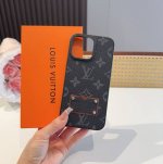 Lv经典老花手机壳，官网同步贴皮全包手机壳，高端奢华 型号：为了不出现报错型号，请打开本机查看手机设置显示的型号 Iphone16系列更新 Iphone16pr