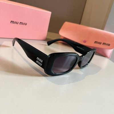 缪缪Miumiu太阳镜 黑白配Logo永远都是最完美的搭配。旅游拍拍拍一定要有的夏天墨镜