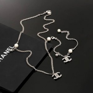 chanel 小香项链手链 高端品质，专柜同材质，做工精致细腻，重工版本，很有设计感简约大方温文尔雅，特别温柔。经典双C上点缀着施华洛世奇水钻，Blingbli