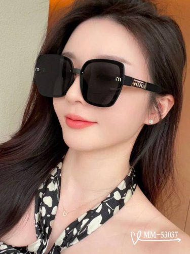 意大利谬谬-Miumiu . 宝丽来树脂偏光镜片 . Tr90镜架轻便佩戴舒适 . Size：63-16-147， . 新款太阳镜减轻强光负担，遮挡有害光线防辐