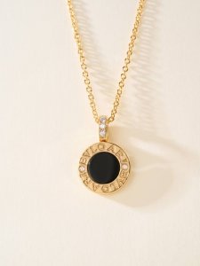 p价 bv双面钱币黑白贝母项链 双面财富哦哈哈 bb Bvlgari Bvlgari 系列 其设计灵感源自古罗马时期的硬币 这些硬币在外圈刻有罗马皇帝的名字 留