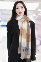 Lp极品原单 Lp轻盈格纹长巾 高尖端产物重磅呈现 ，绝无仅有 史无前例 100%纯山羊绒 暗纹提花 手感好到爆绝对又是一款手慢无 工艺上采用的是进口300支纯