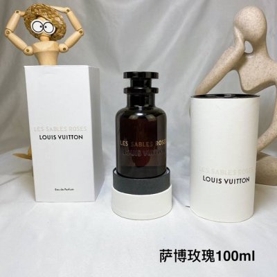 专柜品质 Lv限量黑瓶香水100Ml萨博玫瑰Lv限量香水 Les Sables Rose萨博玫瑰木质香调一直是我喜欢的调调 这支乌木玫瑰香调 简直太可了 之前出