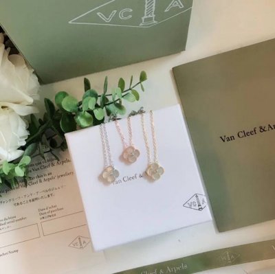 van Cleef&Arpels 梵克雅宝 白贝母带钻项链 三色齐 经典到无需多做介绍了吧 精选电镀18K 从背面的拉丝 贝母的完美融合 到专柜的菱形扣 超精工