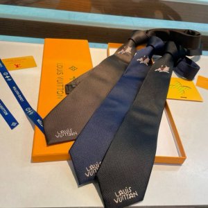 Jumping Dog 领带以细腻桑蚕丝展现品牌与 Tyler 携手的创意结晶 当季谐趣吉祥物跃现领结 路易威登标识栖身底部 可为高尔夫风格系列造型添上灵动一笔