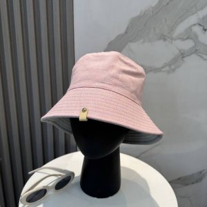 Lv路易威登官网同步高版本 新款牛仔渔夫帽 火爆技术升级 洗水牛仔风街头风十足 更符合现在时尚小哥哥小姐姐的Style 机场街拍超飒