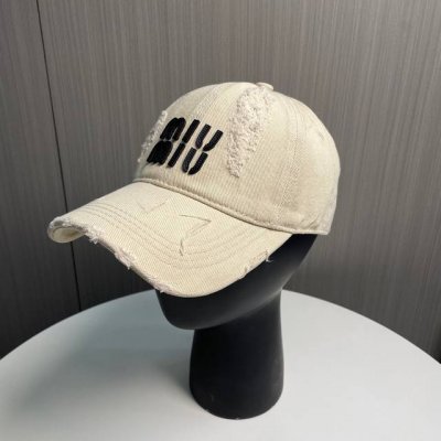 Miumiu 25春季新款棒球帽 这款帽子也太好看了 破洞设计增添了几分随性与不羁 无论搭配休闲装还是运动装都能让你轻松驾驭