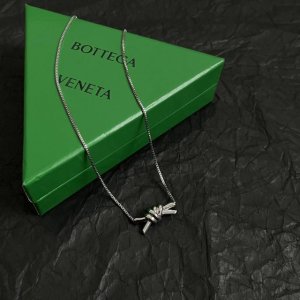 bottega Veneta Bv项链 金属感十足 特别特别赞，整体细节非常令人惊喜，设计感十足，必须为世家的设计点个大大的赞，不仅带出个人自信及品味，款式典雅
