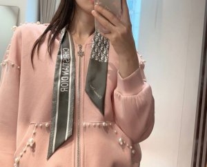 新款这款 迪奥Montaigne Mitzah 发带丝巾从标志性的 Dior 精品店地址汲取灵感 老花字母配条纹的款式经典 造型修长 两端尖角设计 背面饰以 C