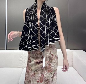 香奈儿上新 提花丝绒款 chanel 温柔而娴静 箱包Logo优雅气质 柔软顺滑的感觉真的舒服到心都化了 Chanel经典香水元素新款真丝羊绒 方巾 懂货的拿在