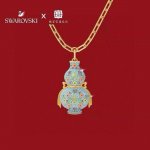 swarovski 花开耀吉 大吉葫芦花瓶 项链 王一博同款项链、这款大葫芦项链在大中华地区独家发售，其灵感源自大吉葫芦瓶的华美风格和吉祥寓意。外形灵感源自代表