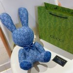 爆款来袭 古驰官网首发新品小熊玩偶独家高品质发售 出口法国订单新品发布 ，古驰的的一款小熊公仔独家关节可动，纯手工制作工艺 质感 饱满度全部到位 现货不多，手慢