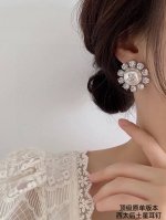 西太后珍珠镶钻耳钉 原版复刻Logo家的款式真心无需多介绍每一款都超好看 精致大方 非常显气质.