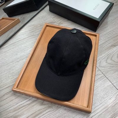 G家。侧面小G 超A品质 最新款！时尚潮流，高端做工！每一个帽子都是用心之作！牛津材质！头层牛皮！配盒子、防尘袋、卡片！非一般的品质，细节也很重要。真皮帽钉，真