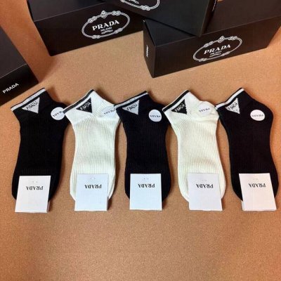 特 prada 普拉达新品袜子 一盒五双 纯棉材质织造，提花经典标志，柔软舒适，大牌出街，潮人必备超好搭