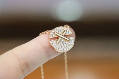 热销款 自家实拍 图片包装+50 Chaumet 尚美 圆缘 圆形满钻交叉项链 尚美巴黎的圆缘项链，小号交叉圆形项 “美满圆缘，缘满如愿”的美好寓意，高级宝珠定