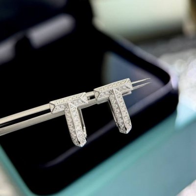 140 a4367 新款 单T 满钻 耳环 独家高端定制 女神同款 设计彰显精致优雅，低调绽放自信 非常细腻而夺目。 原版材质 S925纯银镶嵌 铂金镶嵌明亮式