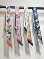 p60Phms2482 爱马仕【猎豹】Twilly小丝巾 这幅图画在层层叠叠的圆圈中，展现猎豹奔跑的姿态之美。其四肢尽可能地靠拢，凝聚力量，直至身体完全放松舒展
