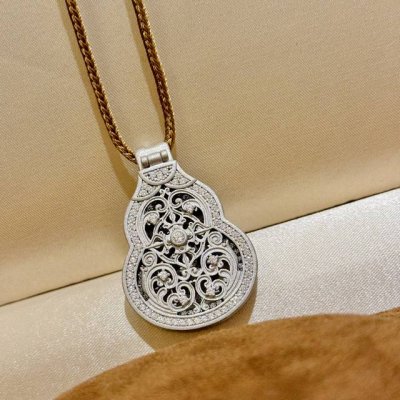a6067 纯银古法工艺 葫芦 可开盖 财神爷 拉丝磨砂葫芦 金丝绳项 葫芦自古就有 福禄吉祥 的寓意 财神爷招财进宝 高端 925银精工 修饰脸型 很气质 超
