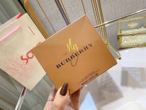 120原单品质 我的巴宝莉香水90Ml 我的博柏利 香氛灵感源自品牌经典 Trench 风衣，高贵承袭英伦设计理念与精湛匠制工艺，捕捉了雨后伦敦花园的氤氲芬芳。