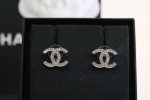 新品推荐 Chanel 小香 经典款 银色满钻双C耳钉 Cc经典款超级百搭，彰显香家复古经典，让你每天都有美美好心情，精致迷人小可爱，日常百搭高级。复古又时髦，