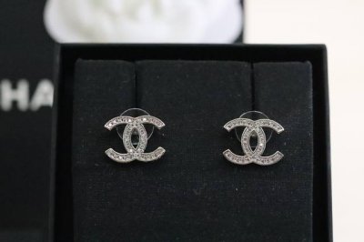 新品推荐 Chanel 小香 经典款 银色满钻双C耳钉 Cc经典款超级百搭，彰显香家复古经典，让你每天都有美美好心情，精致迷人小可爱，日常百搭高级。复古又时髦，
