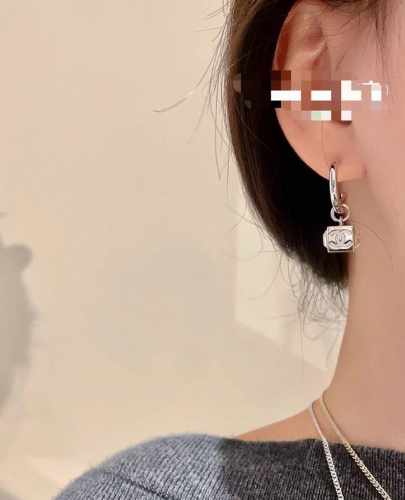 香奈儿中古方块耳钉～25C新款 中古 耳钉小香家的款式真心无需多介绍每一款都超好看，精致大方，非常显气质。