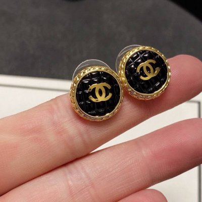 chanel 小香简约格子中古风格小耳钉这款耳环真的超级美看着设计简单但是佩戴效果好看到爆就连我这种小耳垂的也很Ok Z批黄铜材质 上耳超气质优雅