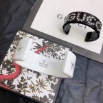 Gucci新款树脂手镯 采用星星造型水晶和品 牌Logo重新演绎 精致闪亮细节给这款怀旧配饰增添了出人意料的层次感 以惊艳设计向品牌传统精髓致敬 简洁百搭 Re